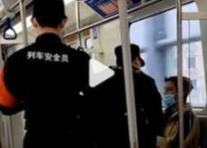 “一老外褪下口罩还踩扶手”，港铁深圳回应