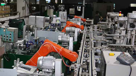 西安自动化设备厂家：喷涂机器人系统的布局应避免哪些误区